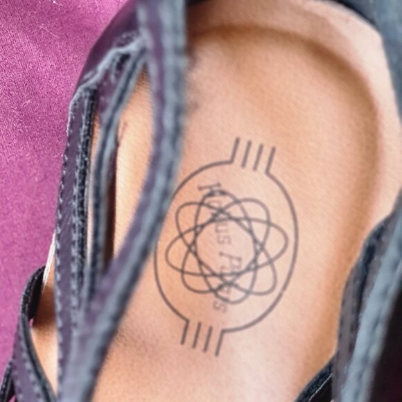 ✨ Hocus Pocus Faith 2 Strappy Sandals - Size 10 ✨ - Picture 7 of 9